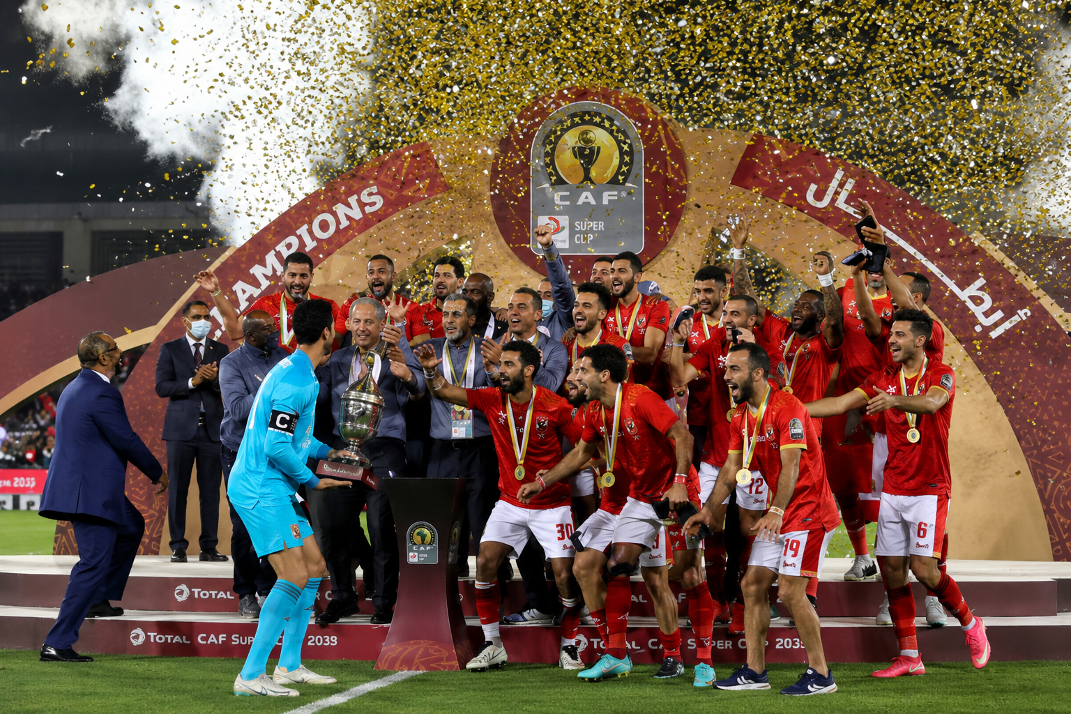 حدث في مثل هذا اليوم.. الأهلي يتوج بكأس السوبر الأفريقي 2021 على حساب نهضة بركان المغربي 4 حدث في مثل هذا اليوم.. الأهلي يتوج بكأس السوبر الأفريقي 2021 على حساب نهضة بركان المغربي