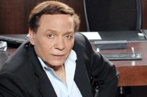 عادل إمام يكشف كواليس طريفة عن زوجته هالة الشلقاني: “كل مرة أقول كفاية نجيب طفل جديد”