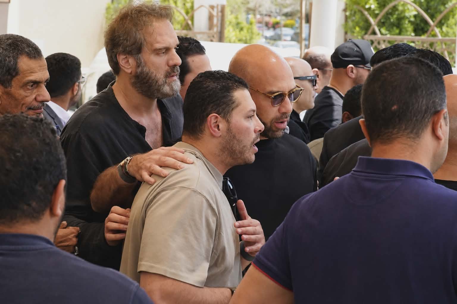 وداع مؤثر.. شريف نجل هاني شاكر يودع والده في مشهد إنساني يهز القلوب