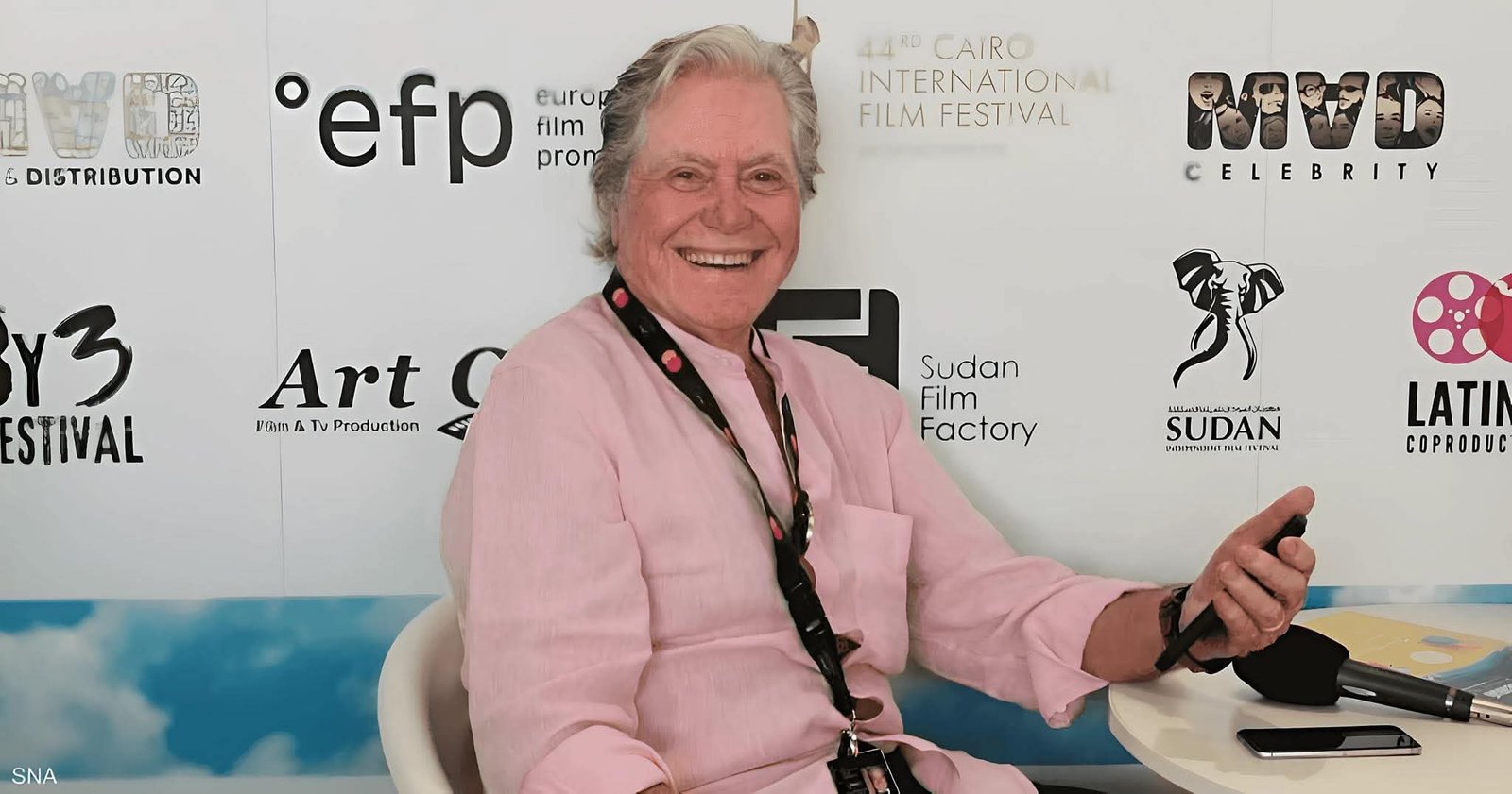 حسين فهمي يحذر من تغير المزاج العام: دور العرض السينمائية مهددة بالإغلاق في مصر والعالم
