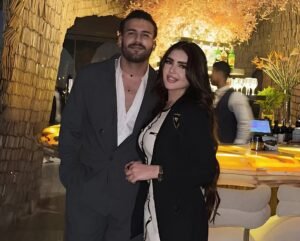 شقيقة مسلم تكشف تفاصيل صادمة.. زوجة المطرب تعتدي عليه بـ«إزازة» وتتسبب في 45 غرزة بيده