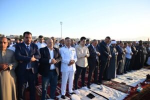 محافظ جنوب سيناء يؤدي صلاة عيد الأضحى بساحة الاستاد الرياضي بطور سيناء وسط حضور جماهيري كبير