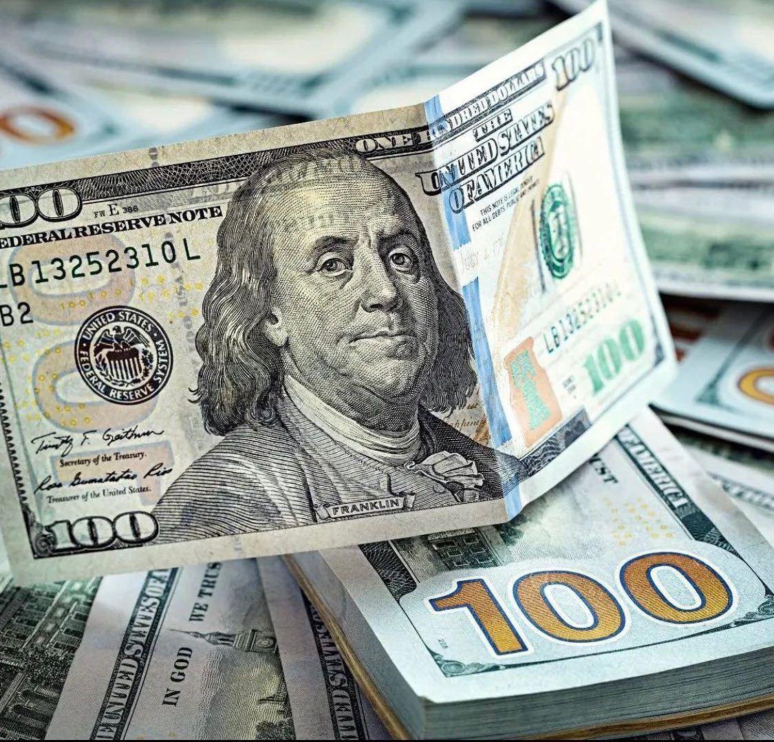الدولار يقترب من 53 جنيهًا في البنوك المصرية.. ارتفاع جديد وسط توقعات بمزيد من الضغوط على الجنيه