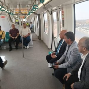 وزير النقل يستقل المونوريل إلى مقر عمله بالعاصمة الإدارية الجديدة.. رسالة حكومية لدعم النقل الجماعي الحديث