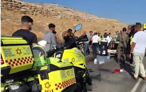عملية دهس جنوب الضفة الغربية تسفر عن إصابة 3 إسرائيليين ومقتل المنفذ 2 عملية دهس جنوب الضفة الغربية تسفر عن إصابة 3 إسرائيليين ومقتل المنفذ