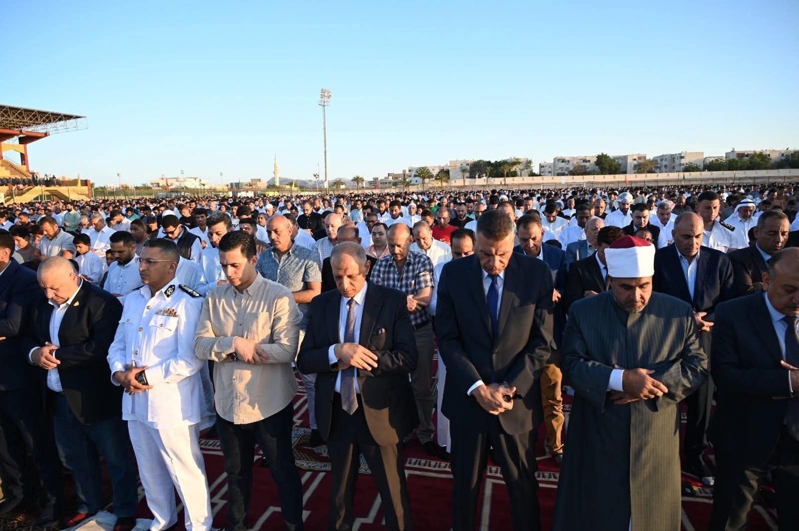 محافظ جنوب سيناء يؤدي صلاة عيد الأضحى بساحة الاستاد الرياضي بطور سيناء وسط حضور جماهيري كبير 3 محافظ جنوب سيناء يؤدي صلاة عيد الأضحى بساحة الاستاد الرياضي بطور سيناء وسط حضور جماهيري كبير