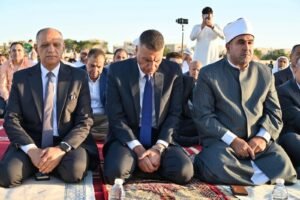 محافظ جنوب سيناء يؤدي صلاة عيد الأضحى بساحة الاستاد الرياضي بطور سيناء وسط حضور جماهيري كبير