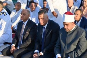 محافظ جنوب سيناء يؤدي صلاة عيد الأضحى بساحة الاستاد الرياضي بطور سيناء وسط حضور جماهيري كبير