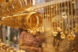تراجع سعر الذهب اليوم في مصر 80 جنيهًا.. لماذا هبط عيار 21 إلى قرب 6400 جنيه وما التوقعات المقبلة؟