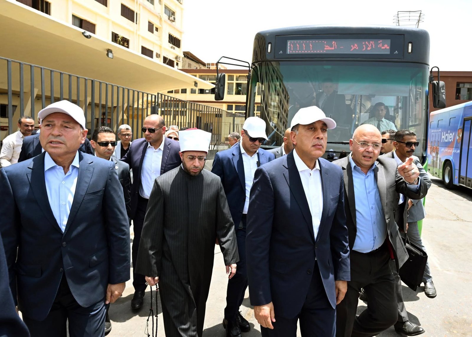 رئيس الوزراء يتفقد هيئة النقل العام بالقاهرة لمتابعة المنظومة المطورة للنقل العام الجماعي