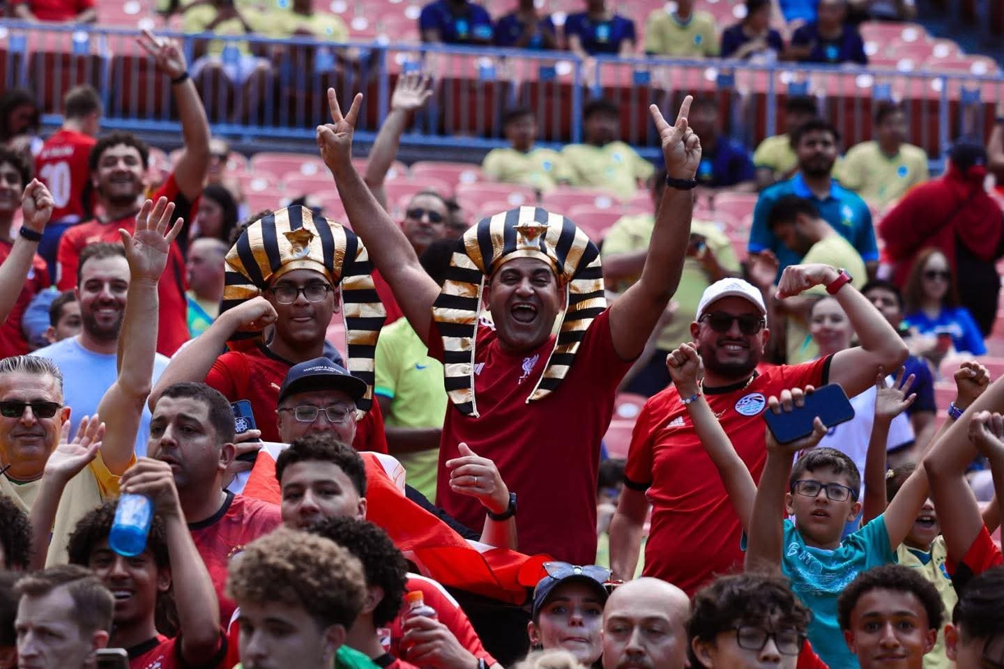 بالزي الفرعوني.. الجماهير المصرية تساند الفراعنة قبل مواجهة البرازيل 3 الجماهير المصرية