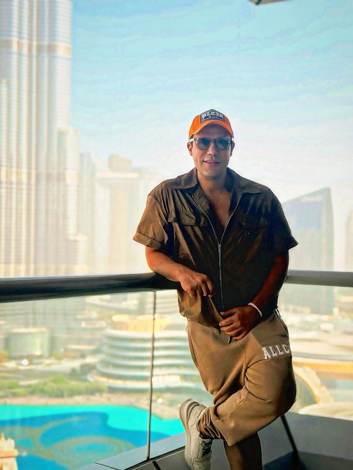 محمد إمام يصل دبي استعدادًا للاحتفال مع الجمهور بعرض فيلم صقر وكناريا في دبي مول 5 محمد إمام يصل دبي استعدادًا للاحتفال مع الجمهور بعرض فيلم صقر وكناريا في دبي مول