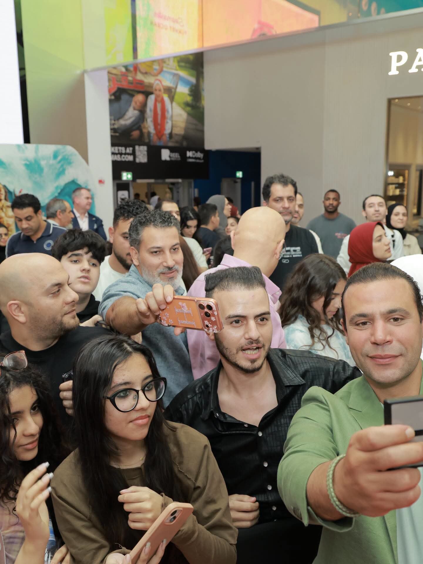 محمد إمام يحتفل بنجاح العرض الخاص لفيلم "صقر وكناريا" في الإمارات
