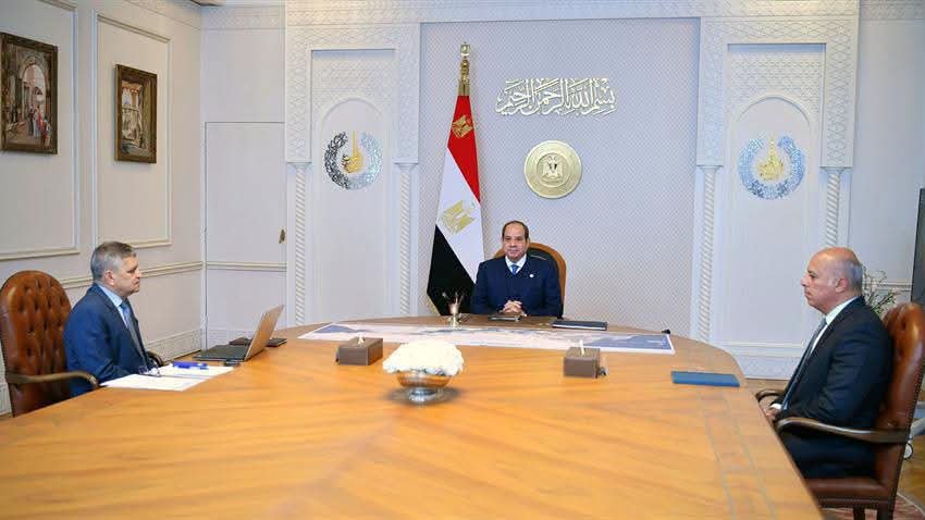 الرئيس السيسي يتابع معدلات الملاحة بقناة السويس وخطط توطين صناعة الوحدات البحرية