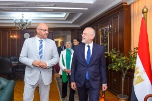 محافظ الإسكندرية وسفير اليونان يبحثان تعزيز التعاون الاقتصادي والاستثماري بين الجانبين ودعم الربط البحري 2 محافظ الإسكندرية وسفير اليونان يبحثان تعزيز التعاون الاقتصادي والاستثماري بين الجانبين ودعم الربط البحري