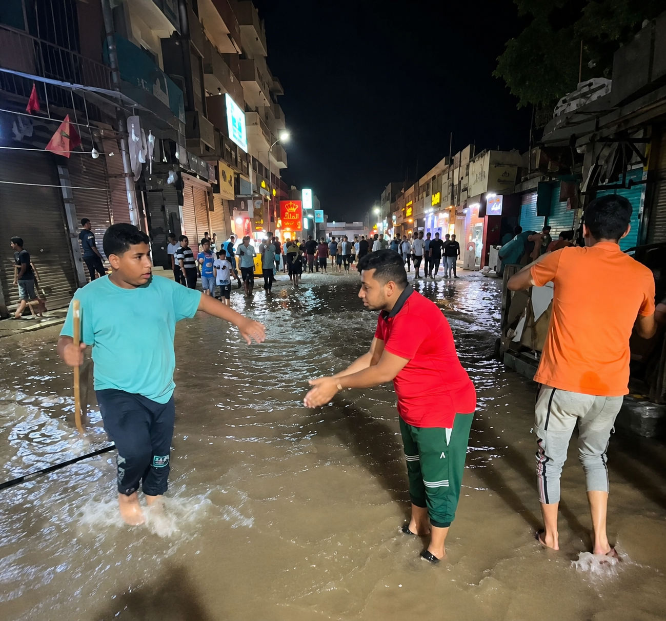 انفجار خط مياه رئيسي في طما بسوهاج يغرق الشوارع ويعطل حركة المرور.. وتحركات عاجلة للإصلاح 3 انفجار خط مياه رئيسي في طما بسوهاج يغرق الشوارع ويعطل حركة المرور.. وتحركات عاجلة للإصلاح