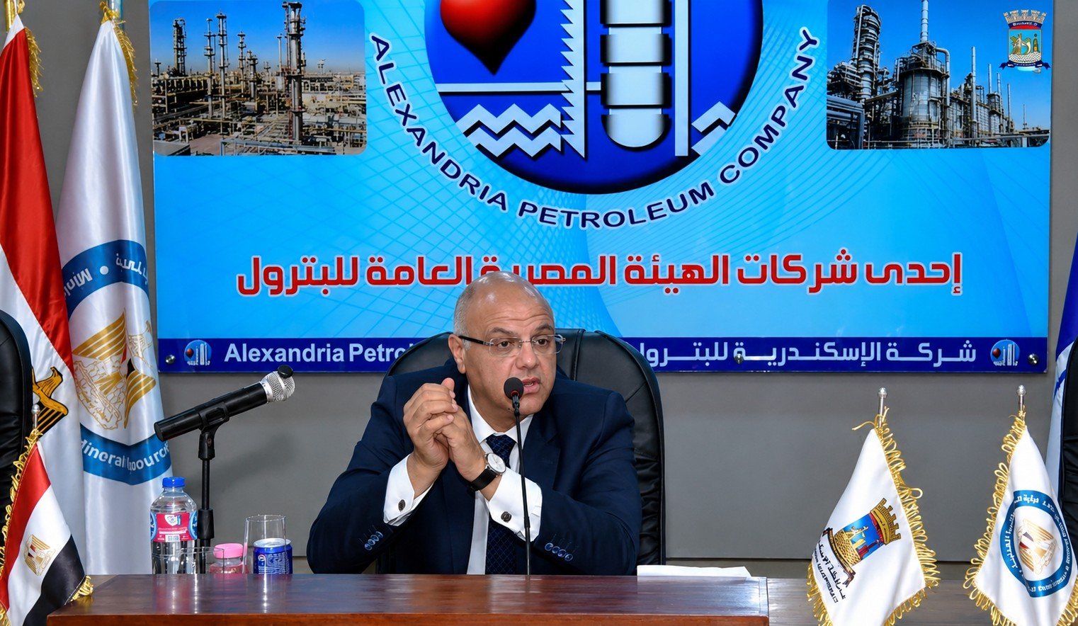 محافظ الإسكندرية يعقد اجتماعًا موسعًا مع قيادات المنطقة الجغرافية البترولية لبحث الملفات التنموية والخدمية المشتركة 2 محافظ الإسكندرية يعقد اجتماعًا موسعًا مع قيادات المنطقة الجغرافية البترولية لبحث الملفات التنموية والخدمية المشتركة