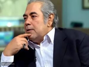 تصريحات مؤثرة لـ صبري عبد المنعم عن الوحدة وأوضاع الفنانين 2 عنوان SEO: تصريحات مؤثرة لـ صبري عبد المنعم عن الوحدة والأوضاع الصحية للفنانين تثير تفاعلًا واسعًامقدمة الخبر كشف الفنان صبري عبد المنعم في تصريحات تلفزيونية مؤثرة عن تفاصيل إنسانية صعبة مرّ بها خلال الفترة الأخيرة، متحدثًا عن شعوره بالوحدة بعد استيقاظه ذات يوم وعدم وجود أحد بجواره، إلى جانب حديثه عن أوضاع الفنانين الصحية والاجتماعية. وتصدّر اسم صبري عبد المنعم مواقع التواصل الاجتماعي بعد تصريحاته التي جاءت خلال مداخلة هاتفية ببرنامج “قلبك مع جمال شعبان”. وأكد صبري عبد المنعم أن الضغوط النفسية والحزن المستمر قد يؤديان إلى مشكلات صحية خطيرة، مشددًا على أهمية الدعم النفسي والاجتماعي للفنانين وكافة الأشخاص في المجتمع. 1. تصريحات صبري عبد المنعم حول الوحدة وتأثيرها النفسي تحدث الفنان صبري عبد المنعم عن تجربة شخصية وصفها بالمؤلمة، حين استيقظ ولم يجد أحدًا من المقربين حوله، وهو ما جعله يشعر بصدمة نفسية كبيرة. وأوضح أن هذه اللحظات كانت سببًا في إعادة تقييمه لكثير من العلاقات في حياته. وأشار صبري عبد المنعم إلى أن الوحدة قد تكون أكثر خطورة من المرض نفسه، إذا لم يجد الإنسان من يسانده أو يقف بجواره في الأوقات الصعبة، مؤكدًا أن الدعم الإنساني لا يقل أهمية عن العلاج الطبي. وأضاف أن هذه التجربة جعلته أكثر قربًا من الجمهور عبر منصات التواصل الاجتماعي، وخاصة تطبيق “تيك توك”، الذي يستخدمه للتفاعل مع المتابعين ومتابعة ما يحدث من حوله. 2. الحالة الصحية للفنانين وأثر الضغوط النفسية في جزء آخر من حديثه، تطرق صبري عبد المنعم إلى الحالة الصحية للفنانين بشكل عام، موضحًا أن العديد منهم يواجهون ضغوطًا نفسية شديدة مع تقدم العمر أو قلة فرص العمل. وقال صبري عبد المنعم إن الحزن المستمر قد يؤدي إلى أمراض جسدية خطيرة، مثل أمراض القلب وضغط الدم، وهو ما يستوجب الانتباه إلى الصحة النفسية بقدر الاهتمام بالصحة الجسدية. كما شدد صبري عبد المنعم على ضرورة وجود شبكة دعم حقيقية للفنانين، سواء من النقابة أو من الأصدقاء أو الجمهور، لأن غياب هذا الدعم قد يفاقم الأزمات النفسية. 3. سبب اتجاه صبري عبد المنعم إلى منصات التواصل الاجتماعي أوضح صبري عبد المنعم أن استخدامه لمنصات التواصل الاجتماعي لم يكن بهدف الظهور فقط، وإنما بسبب رغبته في البقاء على تواصل مباشر مع الجمهور. وأشار صبري عبد المنعم إلى أنه لجأ إلى هذه المنصات بعد شعوره بالعزلة، مؤكدًا أن التفاعل مع الجمهور منحه طاقة إيجابية ساعدته على تجاوز بعض الأزمات. وأضاف أن التكنولوجيا أصبحت وسيلة أساسية لكبار الفنانين للبقاء على اتصال بالعالم الخارجي، وليس مجرد وسيلة ترفيه. 4. تصريحات مؤثرة حول الأصدقاء والدعم الإنساني في لحظة مؤثرة خلال اللقاء، دخل صبري عبد المنعم في نوبة بكاء أثناء حديثه عن قلة الأصدقاء الحقيقيين في حياته، مؤكدًا أن عدد الأشخاص الذين ما زالوا بجانبه لا يتجاوز أصابع اليد الواحدة. وأكد صبري عبد المنعم أن هذه التجربة جعلته أكثر وعيًا بقيمة العلاقات الإنسانية الحقيقية، وأنه أصبح أكثر حرصًا على اختيار من يحيط به. وشدد على أن الدعم المعنوي قد يكون سببًا في إنقاذ حياة الإنسان من الانهيار النفسي. 5. تفاعل الجمهور مع تصريحات صبري عبد المنعم حظيت تصريحات صبري عبد المنعم بتفاعل واسع عبر مواقع التواصل الاجتماعي، حيث عبّر عدد كبير من المتابعين عن تعاطفهم معه، مشيدين بصدقه وشفافيته في الحديث عن مشاعره. واعتبر البعض أن حديث صبري عبد المنعم يعكس واقعًا يعيشه العديد من الفنانين الذين يواجهون الوحدة بعد سنوات من الشهرة والنجاح. خاتمة الخبر وفي ختام حديثه، أكد صبري عبد المنعم أن الأمل والدعم النفسي هما الطريق الوحيد لتجاوز الأزمات، مشددًا على أن الإنسان لا يمكنه مواجهة الحياة بمفرده دون سند حقيقي. ويظل اسم صبري عبد المنعم حاضرًا بقوة في المشهد الفني والإعلامي بعد هذه التصريحات المؤثرة التي لاقت اهتمامًا كبيرًا. الوسوم (Tags) صبري عبد المنعم، تصريحات صبري عبد المنعم، الفنان صبري عبد المنعم، أخبار الفن، توك شو، برنامج قلبك مع جمال شعبان، الحالة الصحية للفنانين، الوحدة، الوسط الفني