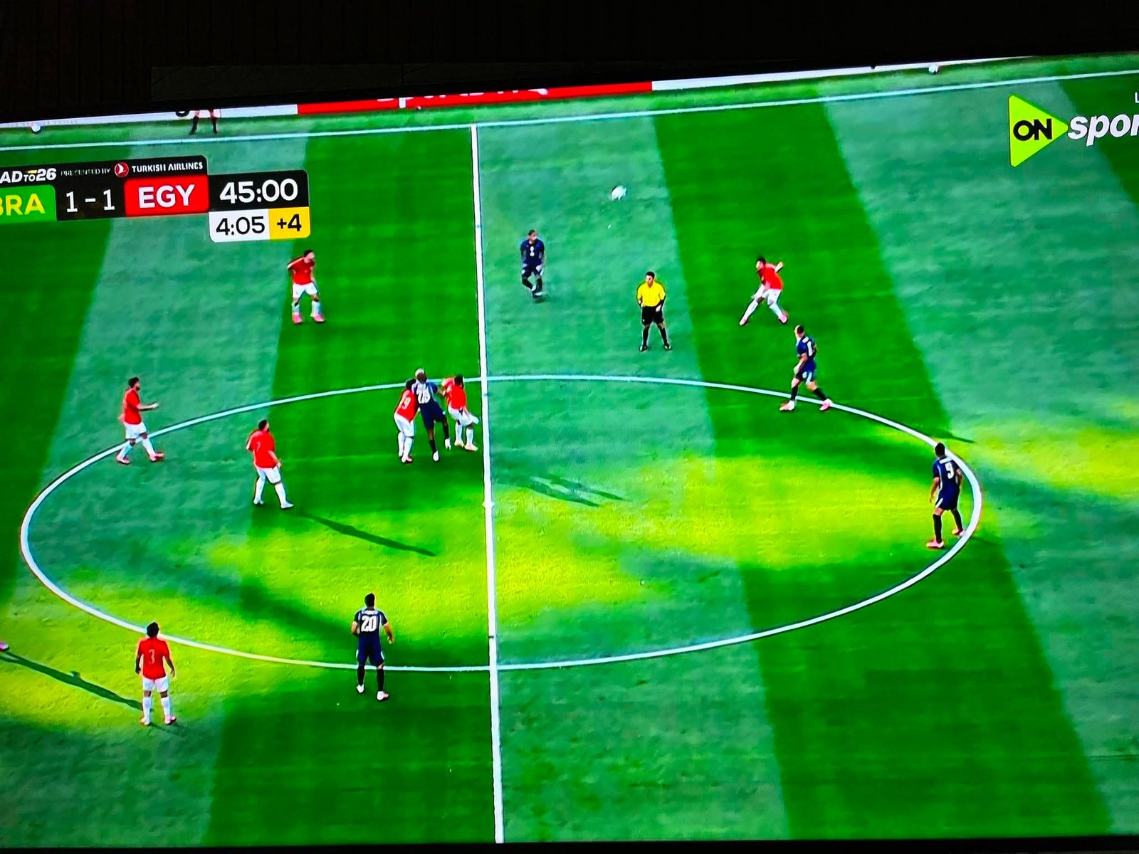 انتهاء الشوط الأول في مباراة مصر والبرازيل بالتعادل 1-1.. زيكو يعادل النتيجة بعد تقدم السامبا