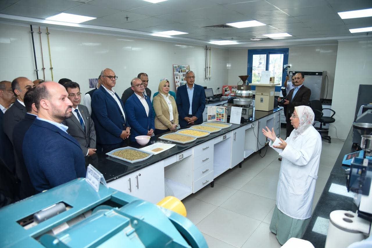 محافظ الإسكندرية يتفقد ميناء الدخيلة مع وزير الاستثمار لمتابعة انتظام العمل وتسريع الإفراج الجمركي