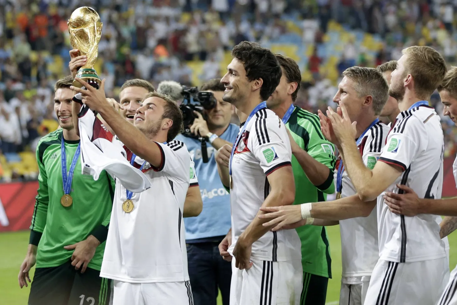 في مثل هذا اليوم.. ألمانيا تتوج بكأس العالم للمرة الرابعة بهدف غوتزه التاريخي أمام الأرجنتين 4 ألمانيا