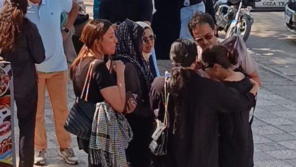 تشييع جثمان الفنان أحمد جلال عبد القوي وسط حالة من الحزن.. دموع الأسرة تخيم على مراسم الوداع 6 تشييع جثمان الفنان أحمد جلال عبد القوي وسط حالة من الحزن.. دموع الأسرة تخيم على مراسم الوداع