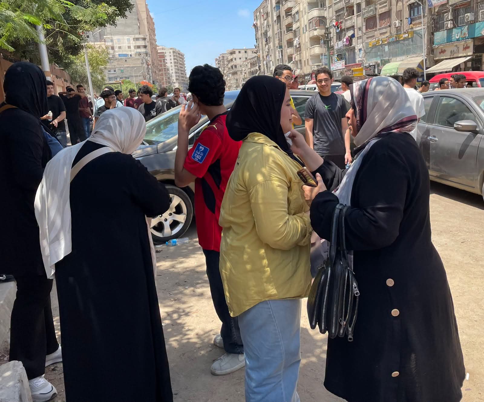 انهيار طلاب الثانوية العامة بالإسكندرية بعد امتحان الكيمياء.. شكاوى من صعوبة الأسئلة وضيق الوقت 3 انهيار طلاب الثانوية العامة بالإسكندرية بعد امتحان الكيمياء.. شكاوى من صعوبة الأسئلة وضيق الوقت