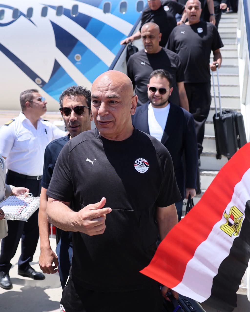 تورتة واحتفال خاص من مصر للطيران ببعثة منتخب مصر عقب المشاركة التاريخية في كأس العالم