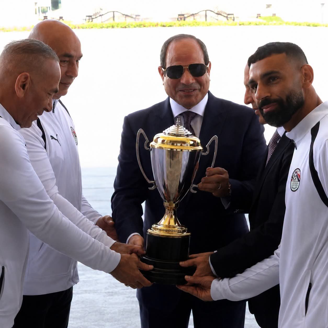 الرئيس السيسي يمنح بعثة منتخب مصر كأس الفخر والاعتزاز.. تكريم تاريخي بعد الإنجاز العالمي