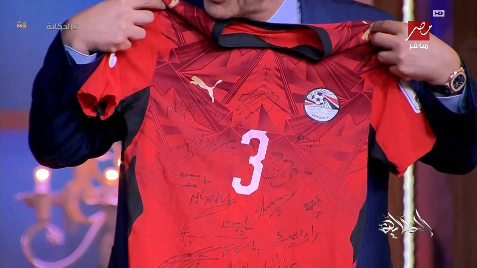 محمد هاني يفاجئ عمرو أديب بهدية خاصة من لاعبي منتخب مصر في برنامج "الحكاية" 3 محمد هاني يفاجئ عمرو أديب بهدية خاصة من لاعبي منتخب مصر في برنامج "الحكاية"