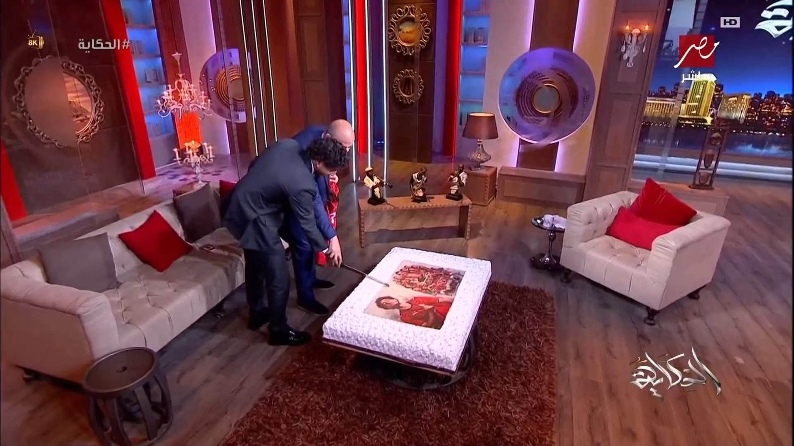 محمد هاني يفاجئ عمرو أديب بهدية خاصة من لاعبي منتخب مصر في برنامج "الحكاية" 1 محمد هاني يفاجئ عمرو أديب بهدية خاصة من لاعبي منتخب مصر في برنامج "الحكاية"