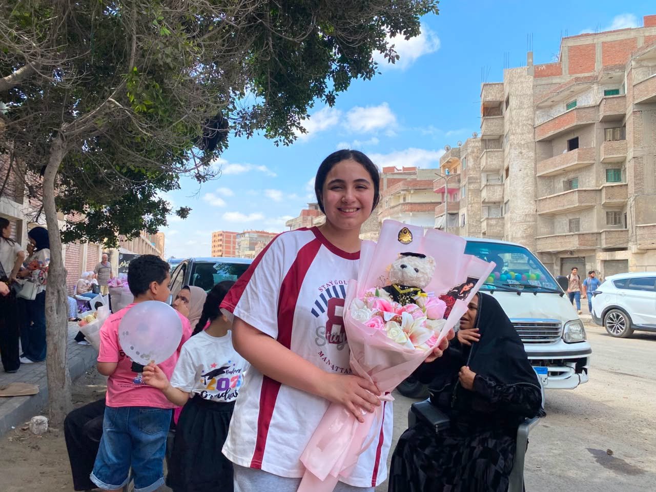 فرحة بعد التعب.. أولياء أمور يستقبلون أبناءهم بعد انتهاء امتحانات الثانوية العامة 2026 3 فرحة بعد التعب.. أولياء أمور يستقبلون أبناءهم بعد انتهاء امتحانات الثانوية العامة 2026