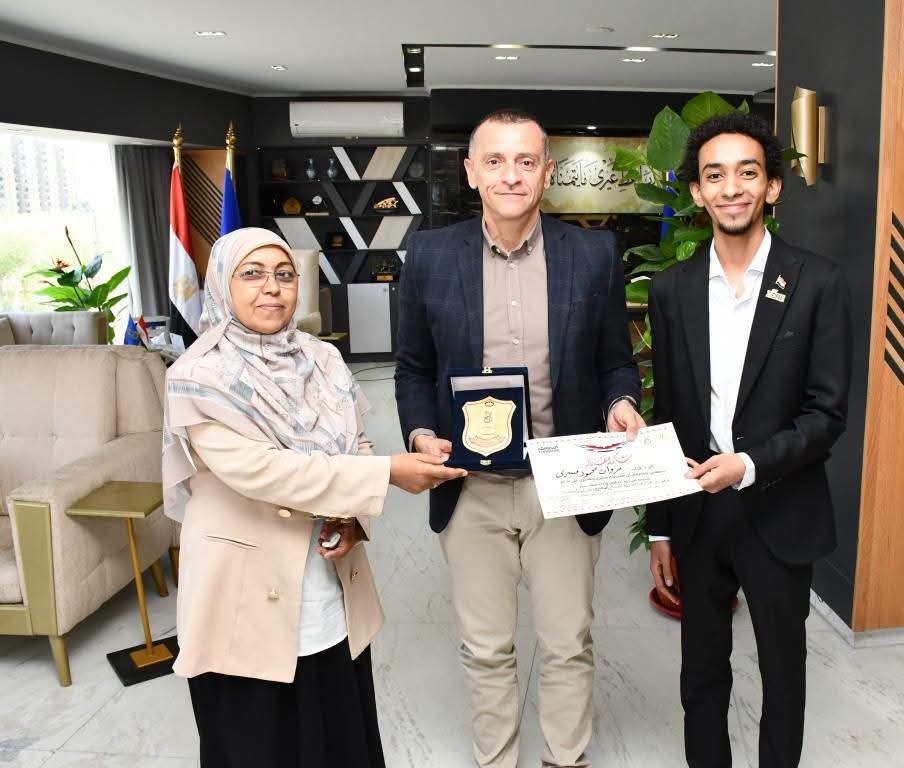 محافظ أسوان يكرّم الفائز بجائزة الدولة للمبدع الصغير.. ويؤكد: أبناء المحافظة يصنعون مستقبل الإبداع والابتكار 4 محافظ أسوان