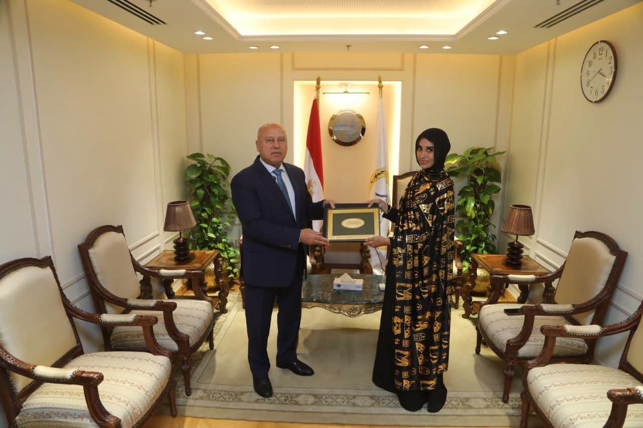 وزير النقل يكرم ليلى الأنصاري تقديرًا لموقفها الوطني في التصدي لرشق قطار السكك الحديدية بالحجارة 4 وزير النقل يكرم ليلى الأنصاري تقديرًا لموقفها الوطني في التصدي لرشق قطار السكك الحديدية بالحجارة