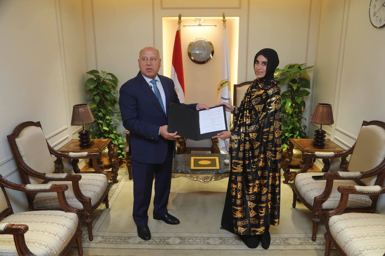 وزير النقل يكرم ليلى الأنصاري تقديرًا لموقفها الوطني في التصدي لرشق قطار السكك الحديدية بالحجارة 2 وزير النقل يكرم ليلى الأنصاري تقديرًا لموقفها الوطني في التصدي لرشق قطار السكك الحديدية بالحجارة