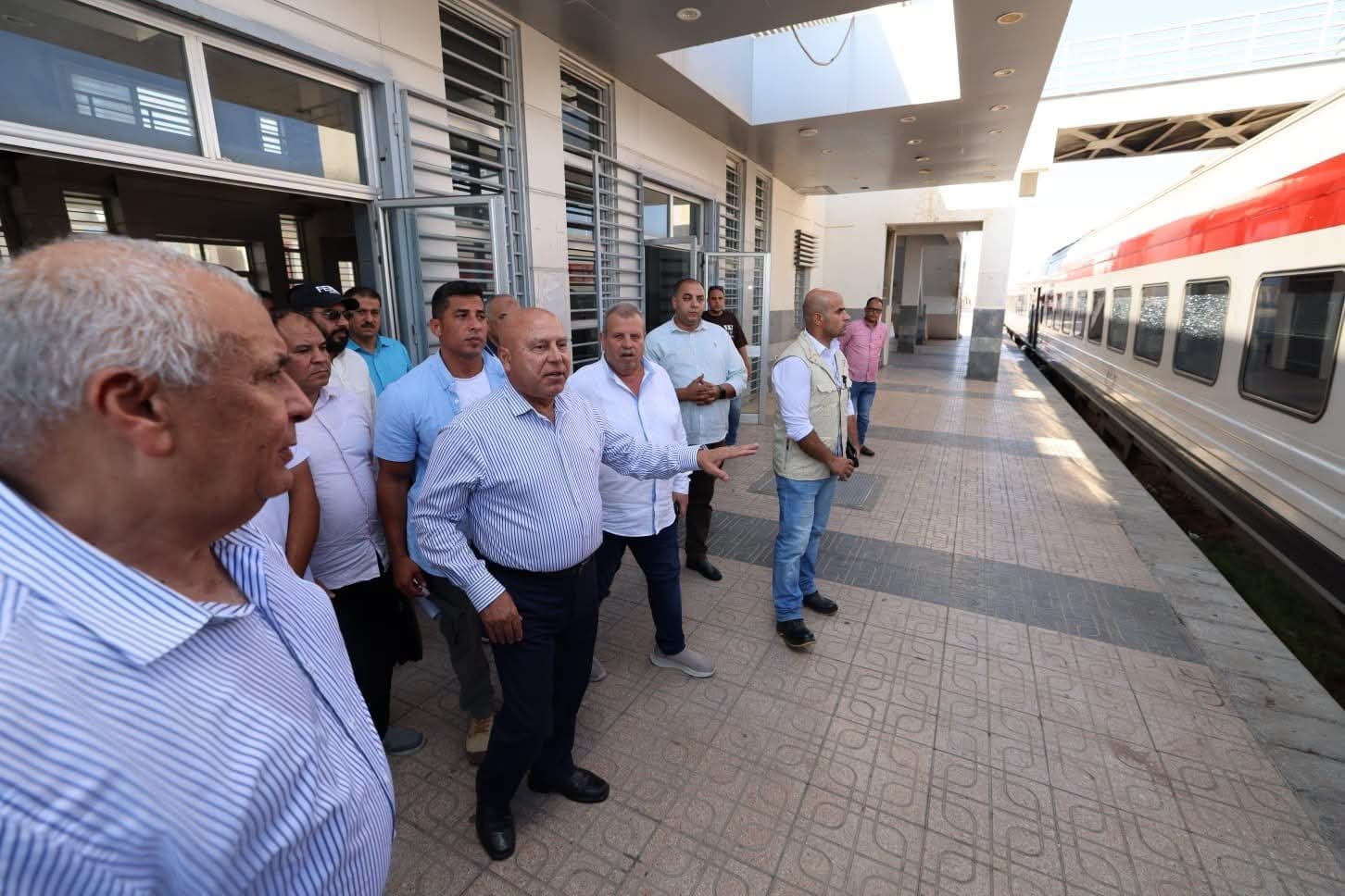 وزير النقل يتفقد محطة السكة الحديد ومحطة أتوبيسات غرب ووسط الدلتا بمطروح لمتابعة مستوى الخدمات وانتظام الحركة
