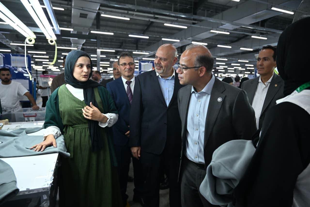 وزير الاستثمار والتجارة الخارجية يتفقد مصنع جيد تكستايل بالإسماعيلية.. استثمارات 110 ملايين دولار وصادرات تتجاوز 125.6 مليون دولار 2 وزير الاستثمار والتجارة الخارجية يتفقد مصنع جيد تكستايل بالإسماعيلية.. استثمارات 110 ملايين دولار وصادرات تتجاوز 125.6 مليون دولار