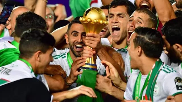ذكرى تتويج الجزائر بكأس أمم أفريقيا 2019.. محاربو الصحراء ينتزعون اللقب من السنغال 4 ذكرى تتويج الجزائر