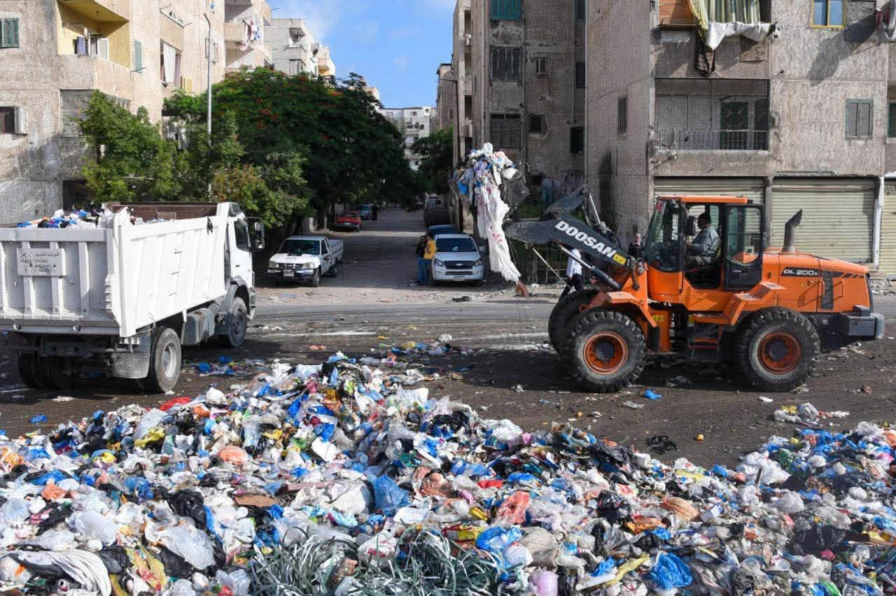 محافظة الإسكندرية ترفع 121 طنًا من المخلفات في حملة موسعة للقضاء على بؤر فرز المخلفات