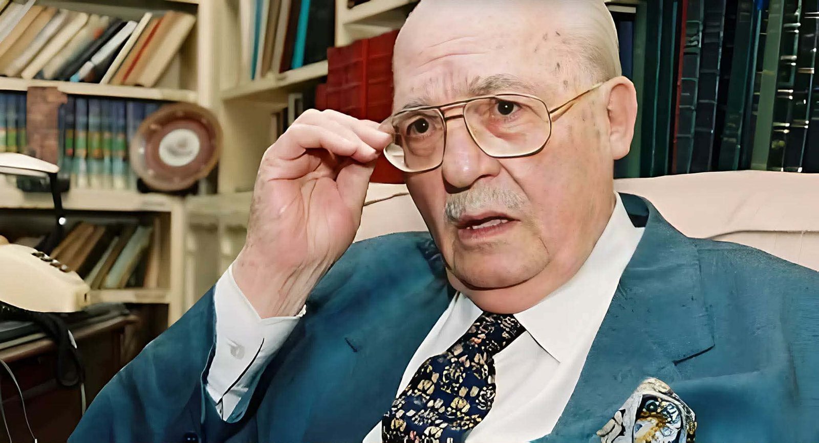 ثروت أباظة.. أديب مصري أثرى الأدب العربي بعشرات الروايات وحوّل كلماته إلى أعمال خالدة 3 ثروت أباظة.. أديب مصري أثرى الأدب العربي بعشرات الروايات وحوّل كلماته إلى أعمال خالدة