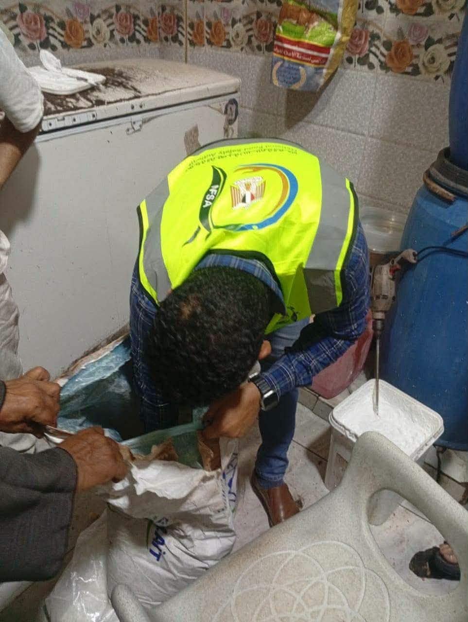 ضبط لحوم وسلع غذائية مجهولة المصدر في الشهداء.. حملات مكثفة لحماية المواطنين بالمنوفية 2 ضبط لحوم وسلع غذائية مجهولة المصدر في الشهداء.. حملات مكثفة لحماية المواطنين بالمنوفية