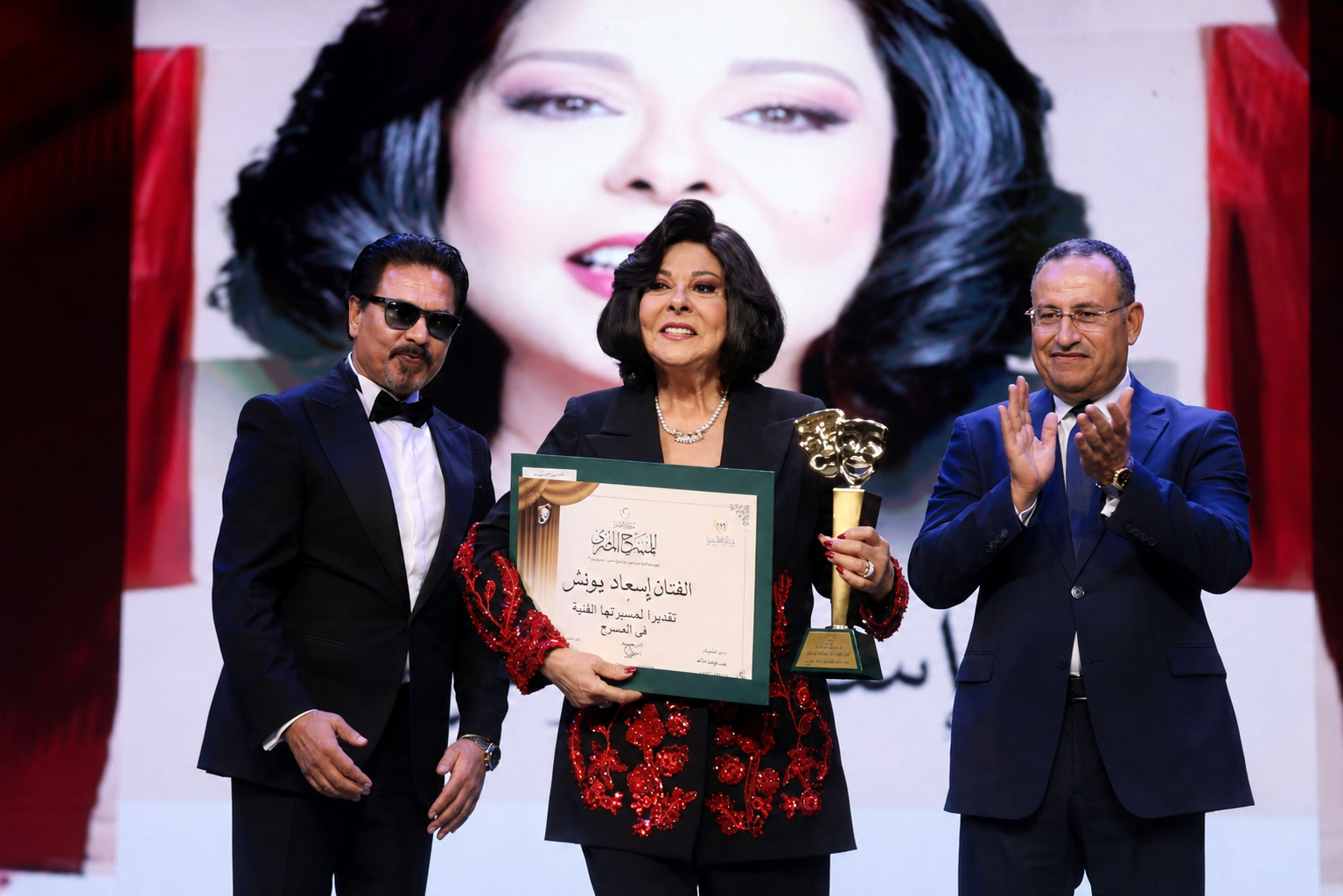 تكريم الفنانة إسعاد يونس في المهرجان القومي للمسرح المصري بدورته الـ19 تقديرًا لمسيرتها الفنية وإسهاماتها المسرحية 6 تكريم الفنانة إسعاد يونس في المهرجان القومي للمسرح المصري بدورته الـ19 تقديرًا لمسيرتها الفنية وإسهاماتها المسرحية