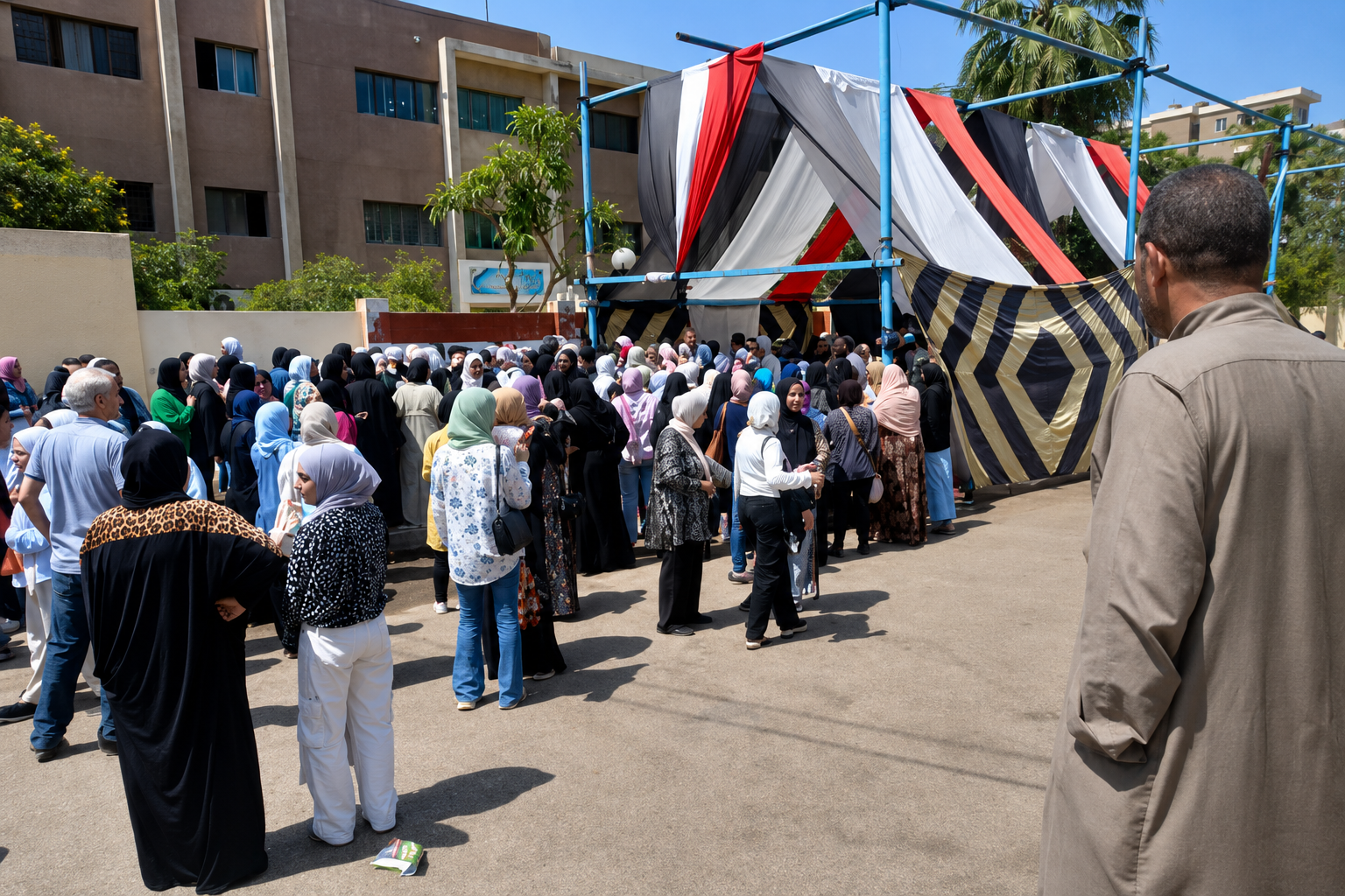إحباط 24 عملية غش خلال امتحان الرياضة البحتة بالثانوية العامة في قنا.. إجراءات حاسمة لضمان نزاهة الامتحانات 1 إحباط 24 عملية غش خلال امتحان الرياضة البحتة بالثانوية العامة في قنا.. إجراءات حاسمة لضمان نزاهة الامتحانات