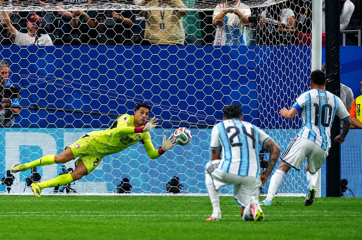 مصطفى شوبير يكتب التاريخ في كأس العالم.. رابع حارس مرمى يتصدى لركلتي جزاء في نسخة واحدة 3 مصطفى شوبير يكتب التاريخ في كأس العالم.. رابع حارس مرمى يتصدى لركلتي جزاء في نسخة واحدة
