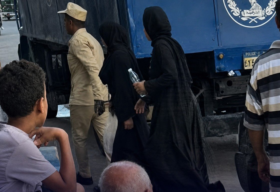 ظهور المتهمتين بقتل سيدتين في قنا لأول مرة بعد ضبطهما.. تفاصيل مشاجرة نجع عزوز التي هزت دشنا