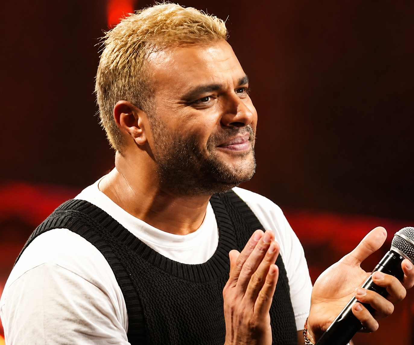 رامي صبري يتألق في الليلة الثانية من حفلاته في أبوظبي وسط تفاعل جماهيري كبير 3 رامي صبري يتألق في الليلة الثانية من حفلاته في أبوظبي وسط تفاعل جماهيري كبير