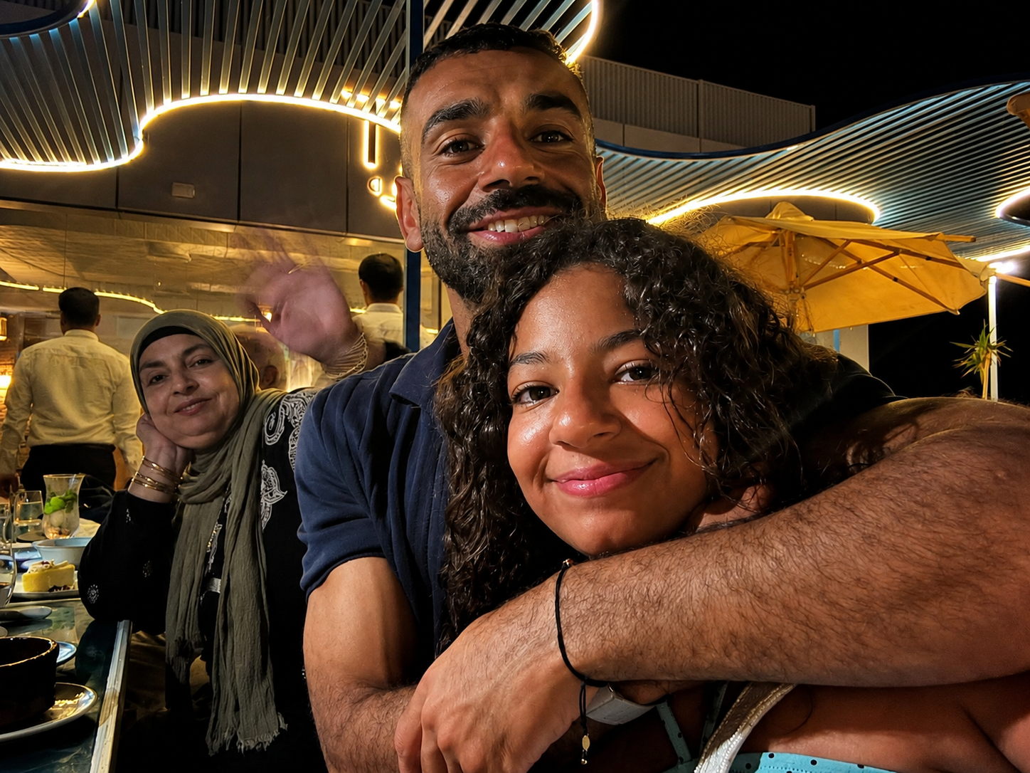 محمد صلاح وبناته يخطفون الأنظار بصور عائلية دافئة.. لقطات عفوية تثير تفاعل الجمهور 2 محمد صلاح وبناته يخطفون الأنظار بصور عائلية دافئة.. لقطات عفوية تثير تفاعل الجمهور