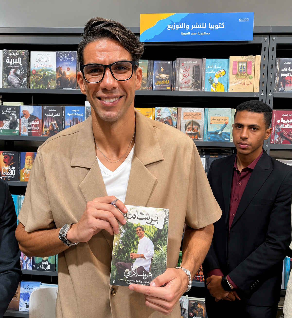 برشامة.. بالصور حفل توقيع كتاب شريف إكرامي حارس الأهلي السابق بمعرض مكتبة الإسكندرية للكتاب 7 برشامة.. بالصور حفل توقيع كتاب شريف إكرامي حارس الأهلي السابق بمعرض مكتبة الإسكندرية للكتاب