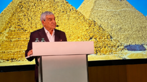 زاهي حواس يفتتح معرض توت عنخ آمون في باريس ويوقع أحدث كتبه عن الفرعون الذهبي 2 زاهي حواس يفتتح معرض توت عنخ آمون في باريس ويوقع أحدث كتبه عن الفرعون الذهبي