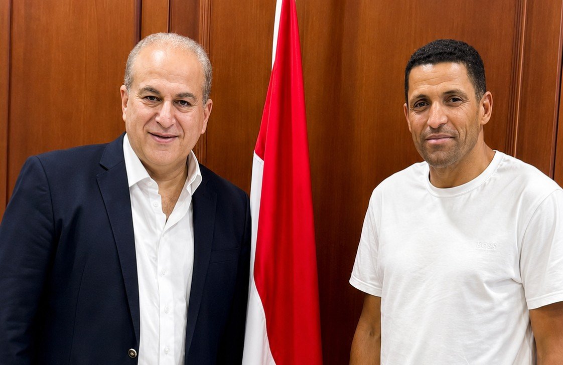 السفير المصري بالمغرب يستقبل الحسين عموتة قبل توجهه إلى القاهرة لتولي تدريب النادي الأهلي